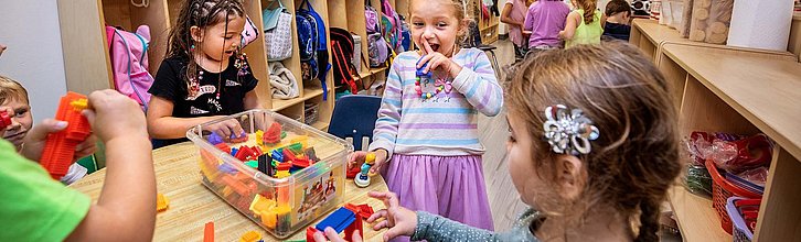 Mehrere Kinder spielen in einer Kita